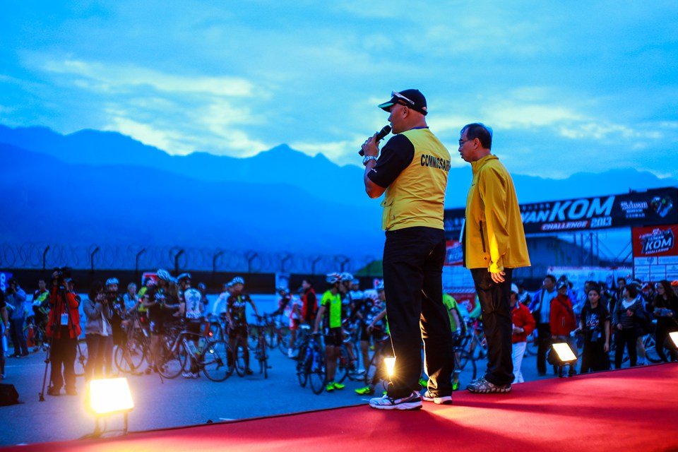 2013台湾KOM登山王挑战赛——在晨光中，比赛开幕式开始