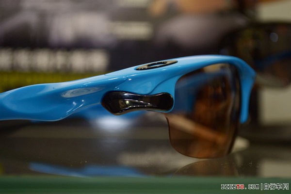 顶级骑行眼镜品牌Oakley(欧克利)在中国展_展