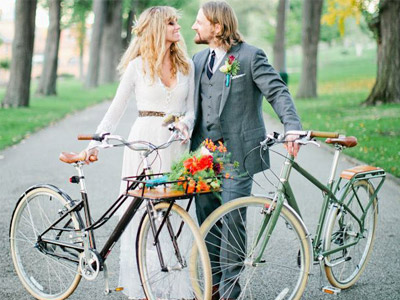 浪漫无需高价 来看看外国人的甜蜜单车婚礼