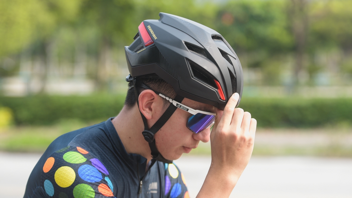智能语音守护骑行安全 答鹰智能公路头盔评测